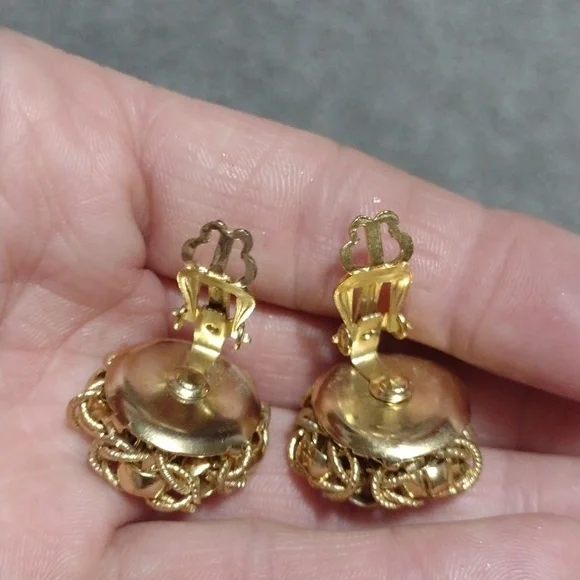 VINTAGE JAPAN MARKED FILIGREE GOLD-TONE BLACK BEADED BUTTON CLIP-ON 1" EARRINGS - Picture 2 of 10